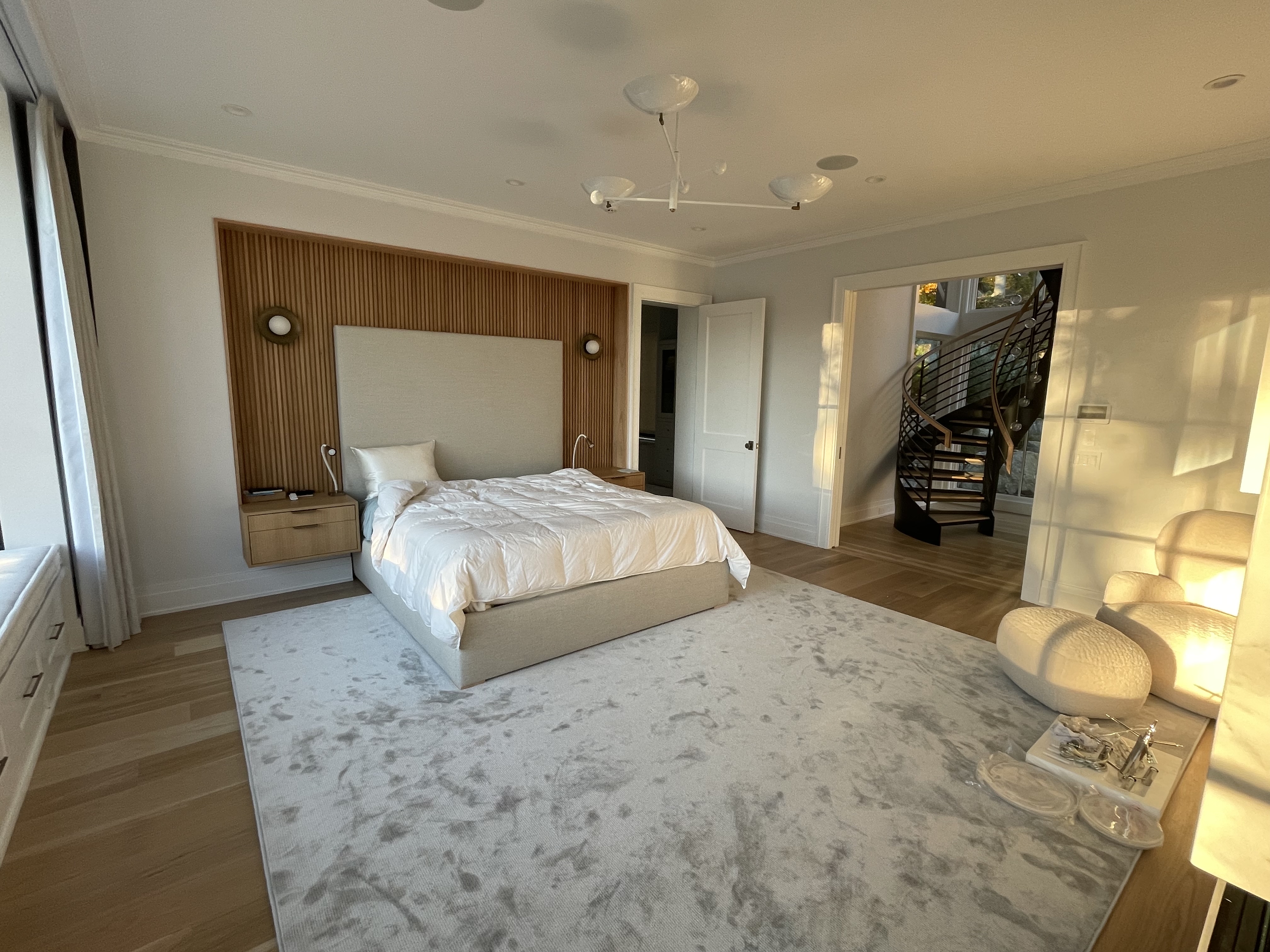 A Contemporary Bedroom Featuring A Bed